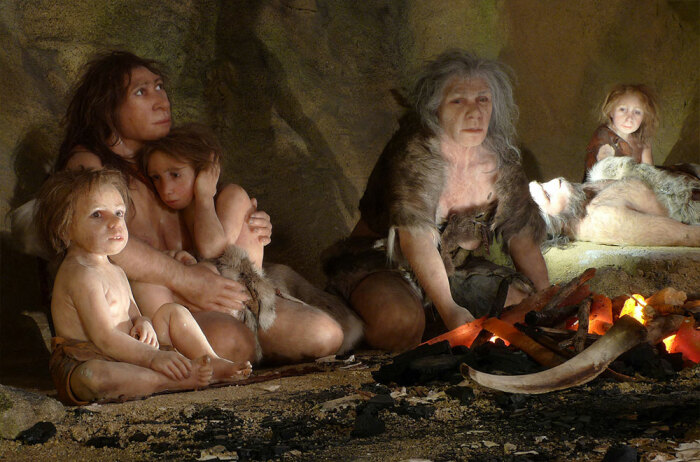 Выставка в Хорватии, на которой изображена жизнь неандертальской семьи, Nikola Solic/Reuters. \ Фото: appuntidistoria.net.