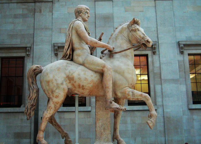Калигула верхом на своём любимом коне. \ Фото: diletant.media.