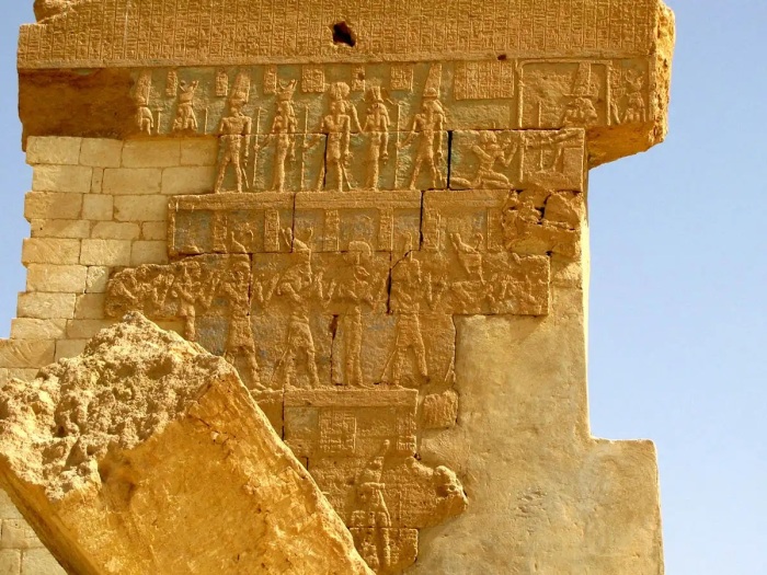 Последняя устоявшая стена Храма Амона в Сиве, VI век. \ Фото: pinterest.com.