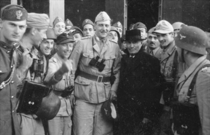 Отто Скорцени с освобождённым Бенито Муссолини; 12 сентября 1943 года. \ Фото: wikipedia.org.