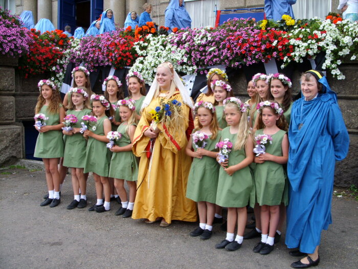 Дети стоят рядом с леди Корнуолла на неоязыческой церемонии в Англии. \ Фото: en.wikipedia.org.