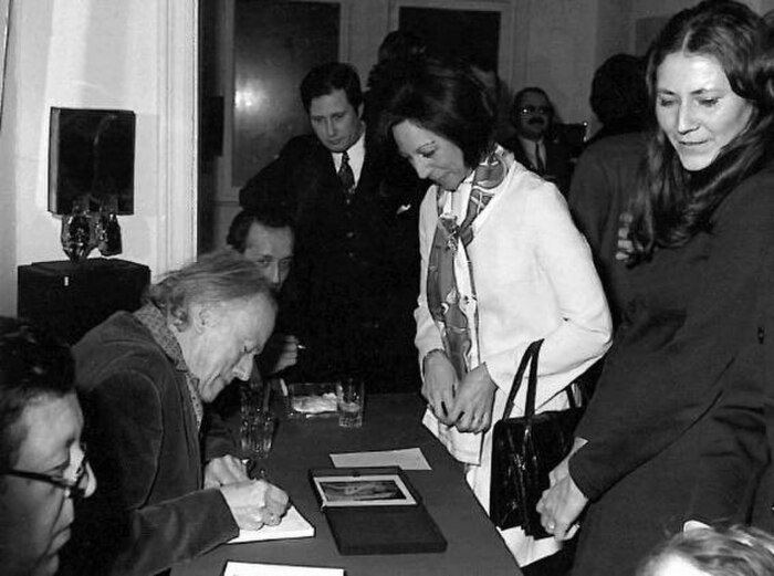 Поль Дельво раздаёт автографы, 1972 год. \ Фото: stringfixer.com.