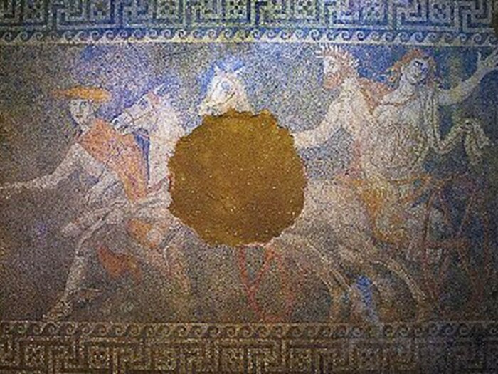Мозаика гробницы Каста в Амфиполе, изображающая похищение Персефоны Плутоном, IV век до н.э. \ Фото: nationalgeographic.com.
