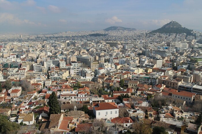 Вид с Акрополя на Афины. \ Фото: wikipedia.org.