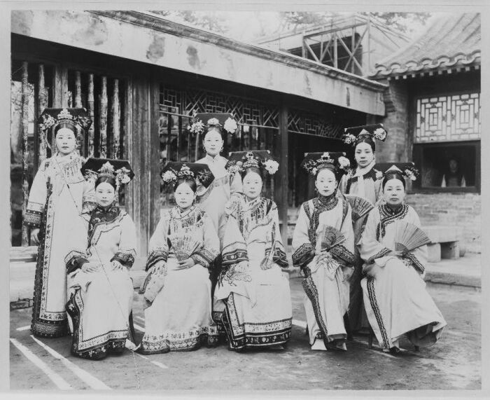 Придворные дамы в традиционных маньчжурских одеждах, 1910-1925 годы. \ Фото: loc.gov.