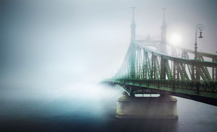 Будапешт, поглощённый туманом. Автор: Tamas Rizsavi.