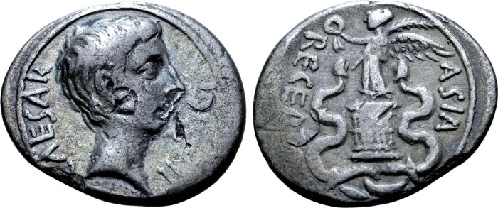 Серебряная монета Октавиана с портретом правителя на аверсе и cista mystica на реверсе, 29-28 годы до н.э. \ Фото: pinterest.com.