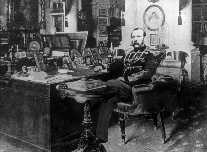 Александр II в своём кабинете в Зимнем дворце. Фотограф С. Л. Левицкий. \ Фото: mediaradar.dk.