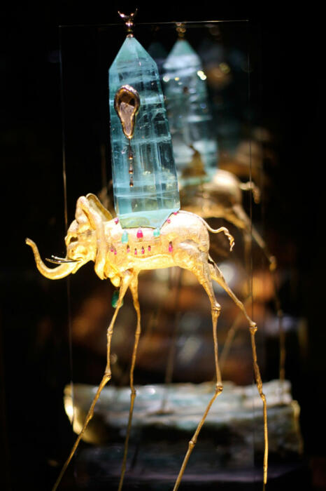 Сальвадор Дали Космический слон, 1961 год, золото, изумруды, рубины, бриллианты, Аквамарин, часы с механизмом Омега. \ Фото: mgorskikh.com.