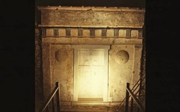 Внешний вид гробницы III в Вергине. \ Фото: wikipedia.org.