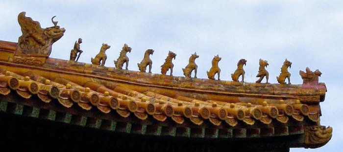 Имперский декор крыши высочайшего статуса на коньке крыши Зала Верховной гармонии. \ Фото: en.wikipedia.org.