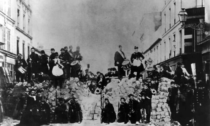 Баррикады и пушки на улице Шаронн, Париж, Франция, 18 марта 1871 года. \ Фото: pinterest.com.