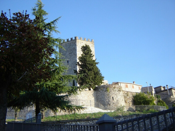Замок Монте-Сан-Джованни — средневековая крепость в Монте-Сан-Джованни-Кампано, Лацио, центральная Италия, построенная в одиннадцатом веке. \ Фото: api.viaggiart.com.
