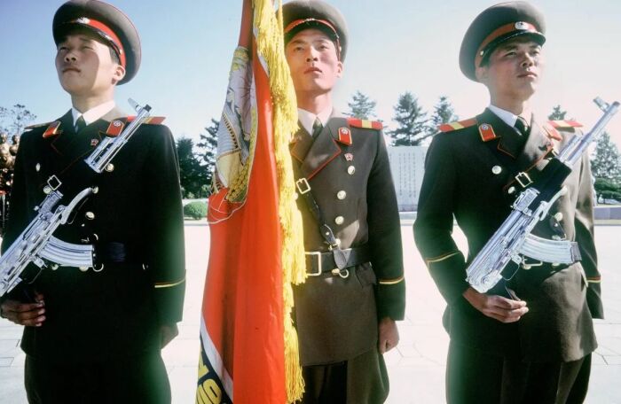 Северокорейские солдаты стоят на страже перед Музеем мучеников в октябре 1991 года в Пхеньяне. \ Фото: twitter.com.