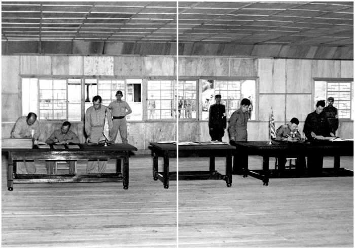 Представители Соединенных Штатов (слева) и Северной Кореи (справа) подписывают соглашение о прекращении огня, положившее конец Корейской войне 23 июля 1953 года.