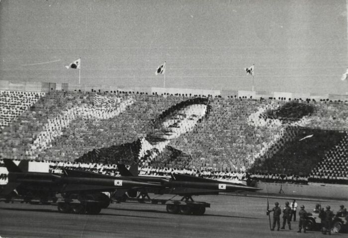 Военный парад южнокорейской армии с гигантским портретом Пак Чон Хи на заднем плане. \ Фото: wikipedia.org.
