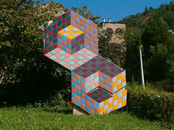 Скульптура Виктора Вазарели в родном городе Пече. \ Фото: wikipedia.org.