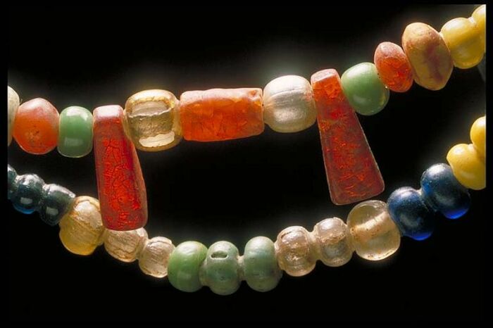 Ожерелье из стеклянных бусин (простых и фольгированных), янтарных подвесок и сердоликовой бусины. \ Фото: wiki.vikingsonline.org.uk.