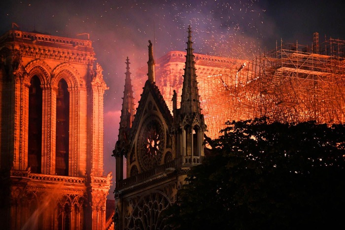 Пламя пробивается сквозь крышу собора Парижской Богоматери. Фотограф: Julien De Rosa. \ Фото: dorzeczy.pl.