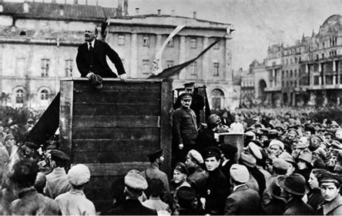 Ленин обращается к толпе. \ Фото: bing.com.