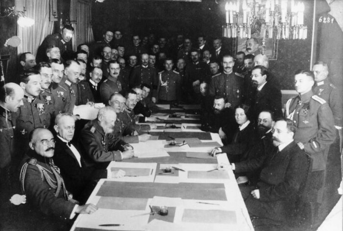 Подписание перемирия между Россией и Германией 15 декабря 1917 года. \ Фото: google.com.