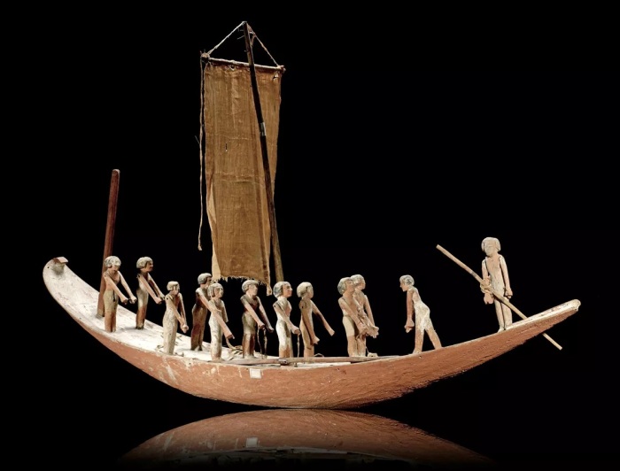 Модель лодки и фигурки, Древний Египет, XXII-XVIII века до нашей эры. \ Фото: gazette-eu-west2.azureedge.net.