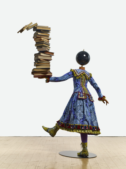 Девушка, балансирующая знаниями, 2015 год. \ Фото: facebook.com.