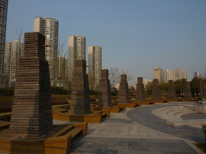 «12 судовых рулей», скульптурная группа в Парке судоверфи кораблей-сокровищниц в Нанкине — один из многочисленных монументов, увековечивающих память о плаваниях Чжэн Хэ. \ Фото: bing.com.