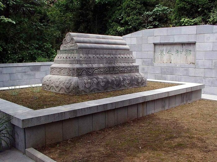 Гробница (кенотаф) Чжэн Хэ на холме Нюшоу под Нанкином. \ Фото: bing.com.