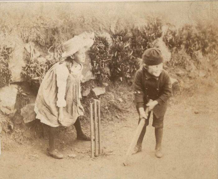 Вирджиния и Адриан Стивен играют в крикет, 1886 год. \ Фото: tumblr.com.