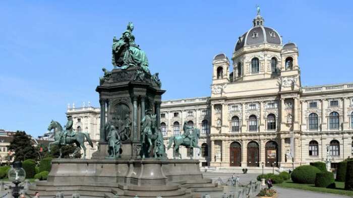 Памятник Марии Терезии на фоне Музея естествознания на площади её имени в Вене. \ Фото: waldviertler.wien.