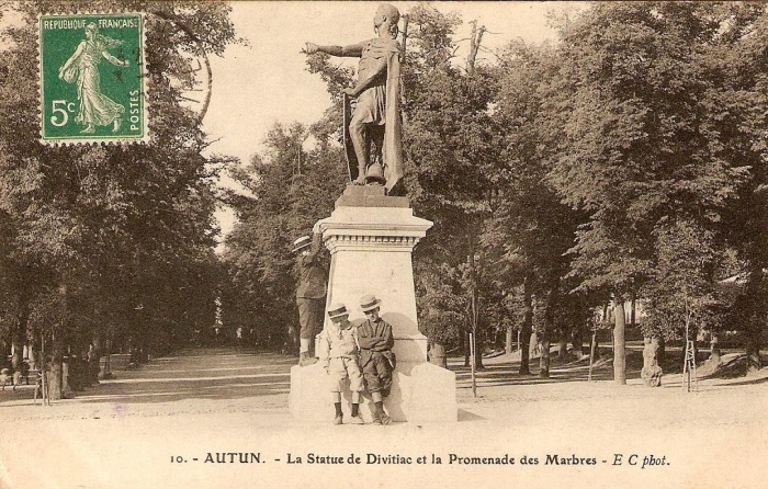 Статуя Дивитиаку в Отене, Франция. Она была построена в 1893 году и разрушена в 1942 году. \ Фото: wikipedia.org.