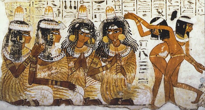 Многие древние египтяне наносили татуировки хной, которые служили как оберегом, так и говорили о классовой принадлежности.\ Фото: google.com.