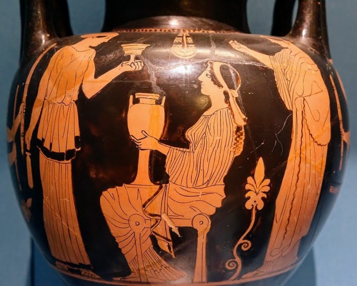 Невеста (посередине) готовится к своей свадьбе, (афинская керамика, используемая в свадебных церемониях) около 500-450 годы до нашей эры. \ Фото: wordpress.com.