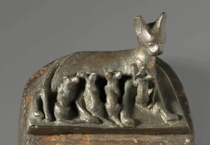 Бронзовая обетная статуя кошки с котятами, около 664-30 гг. до н.э. \ Фото: google.com.