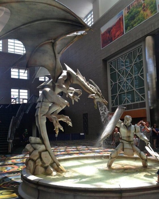 Фонтан с драконом на конференции Fantasy Con в 2014 году.