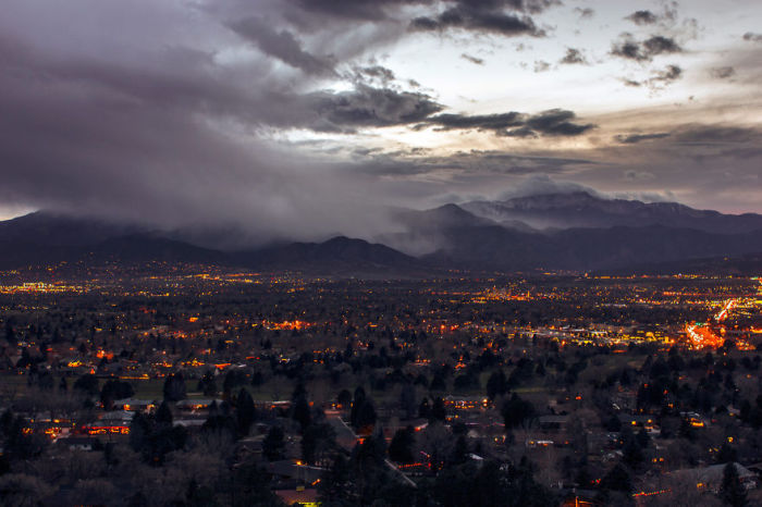 Огни в тумане, Колорадо. Автор фото: Mark Flower.