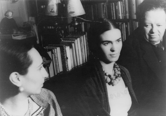 Фрида Кало (в центре) и Диего Ривера, фотография Карла Ван Вехтена, 1932 год. \ Фото: pinterest.com.
