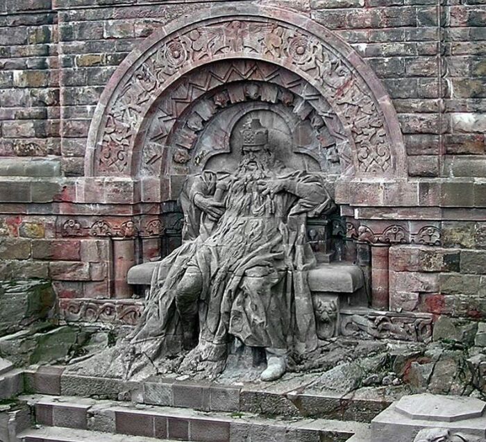 Статуя императора Фридриха I Барбароссы у горы Кифхойзер, отросшая борода императора оплетает трон. \ Фото: i.ytimg.com.