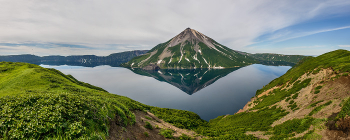 Кольцевое озеро и вершина вулкана Креницына.