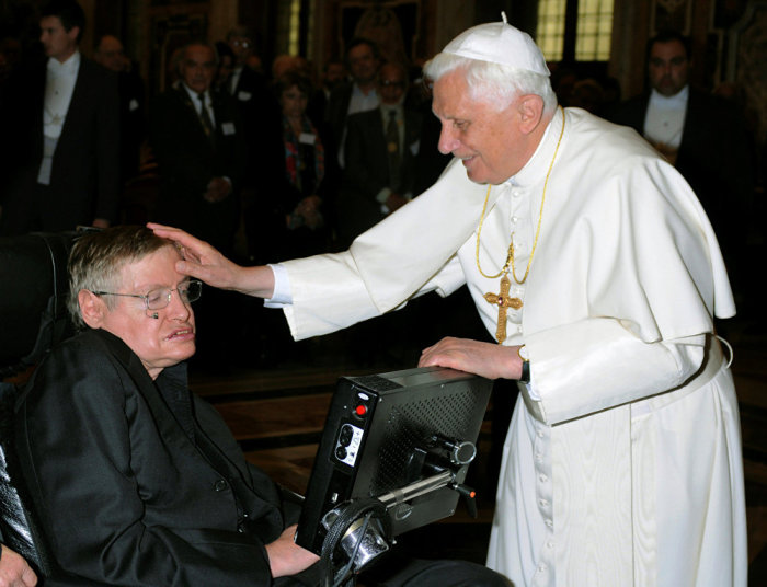 Стивен Хокинг и Папа Римский. \ Фото: bykvu.com.