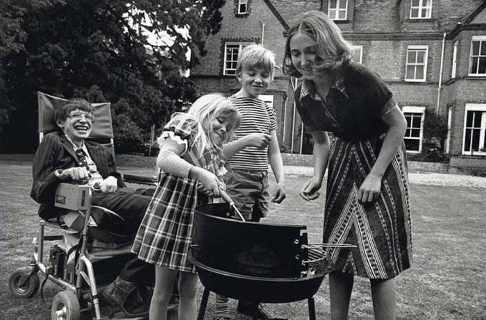 Стивен Хокинг с первой женой Джейн Уайлд и детьми Робертом и Люси, 1977 год. \ Фото: radio_mohovaya9.tilda.ws.