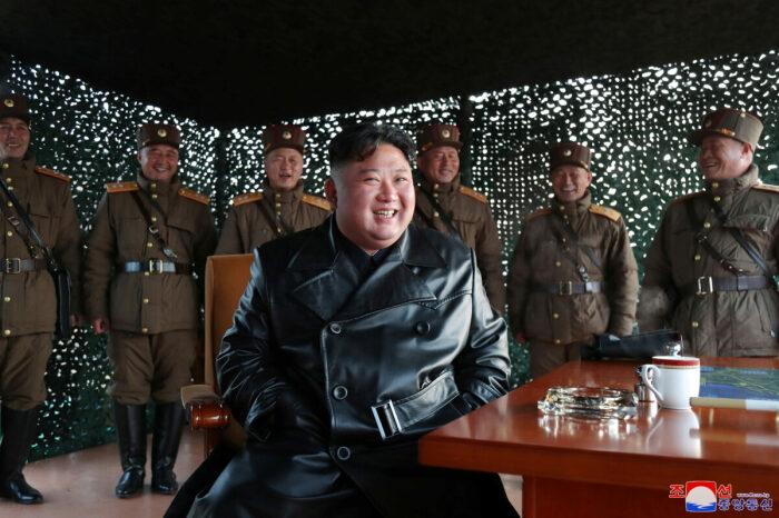 Ким Чен Ын в своем кожаном плаще. \ Фото: theepochtimes.com.