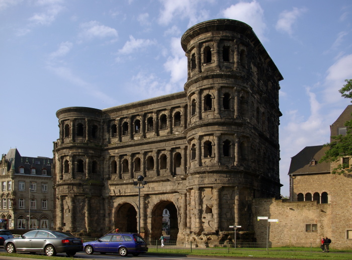 Римские ворота Порта Нигра находятся в Трире, Германия. \ Фото: phanba.wordpress.com.