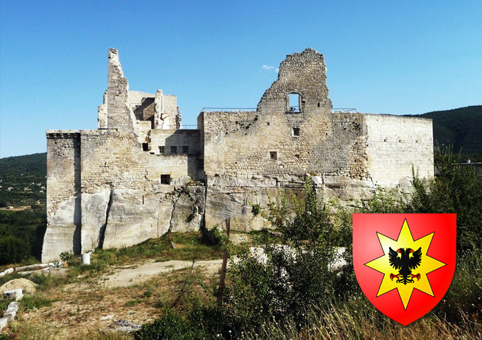 Замок Лакост (Франция), бывший в собственности Маркиза Де Сада, сегодня представляет собой груду развалин. В углу фотографии изображен фамильный герб Де Сада.
