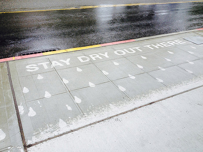 Необычный стрит-арт, который радует людей во время дождя.