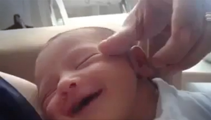 Малыш улыбается во сне.