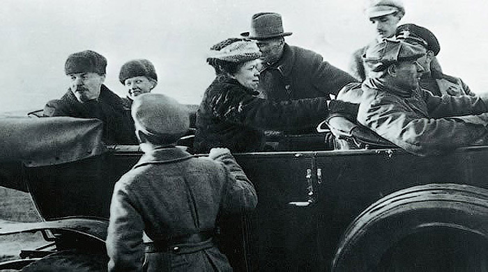 Ленин, Крупская и сестра Ленина - Мария Ульянова в автомобиле «Рено – 40 CV».