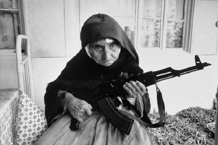 106-летняя армянка охраняет свой дом с автоматом AK-47.