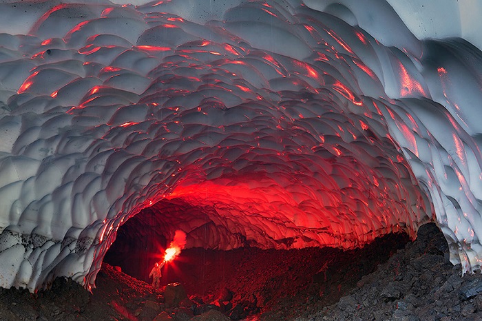 Самая удивительная пещера в мире полностью изо льда.
